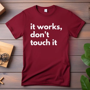 以下が含まれることがあります： 「it works, don't touch it」と白文字で書かれた、マルーンのTシャツです。