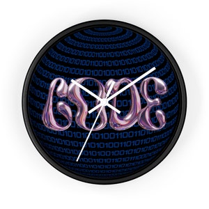 Peut inclure: Une horloge noire et bleue avec un cadran et des aiguilles blancs. Le cadran de l'horloge présente le mot "CODE" en police 3D, rose et métallique. L'arrière-plan est un motif de code binaire bleu.