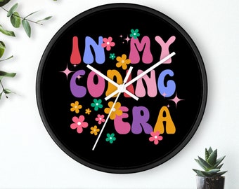 Horloge murale colorée « In My Coding Era » - Police spirituelle, fleurs et étincelles - Parfaite pour les programmeurs, codeurs, amateurs de technologie, décoration de bureau