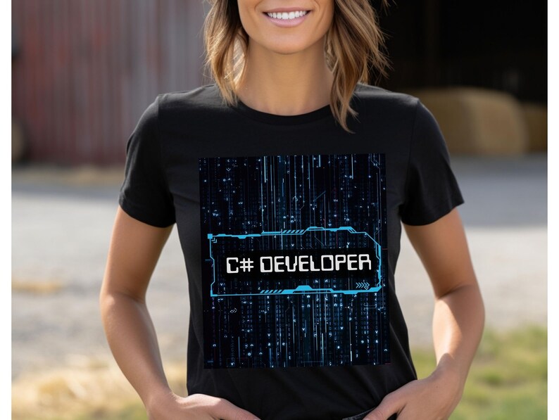 Pode incluir: Camiseta preta com um design gr&aacute;fico azul e preto com o texto "C# DEVELOPER" em um fundo digital.