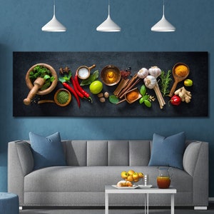 Op de afbeelding: Een platte afbeelding van verschillende specerijen en kruiden op een zwarte achtergrond. De ingrediënten omvatten rode pepers, knoflook, gember, limoenen, kaneelstokjes, rozemarijn en verschillende specerijen in kleine kommen.