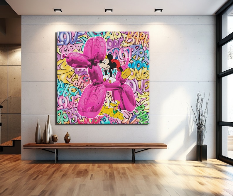 K&ouml;nnte beinhalten: Ein rosa Ballonhund mit Mickey Mouse, der darauf reitet. Der Hintergrund ist ein buntes Graffiti-Muster mit W&ouml;rtern wie "love", "art" und "park".