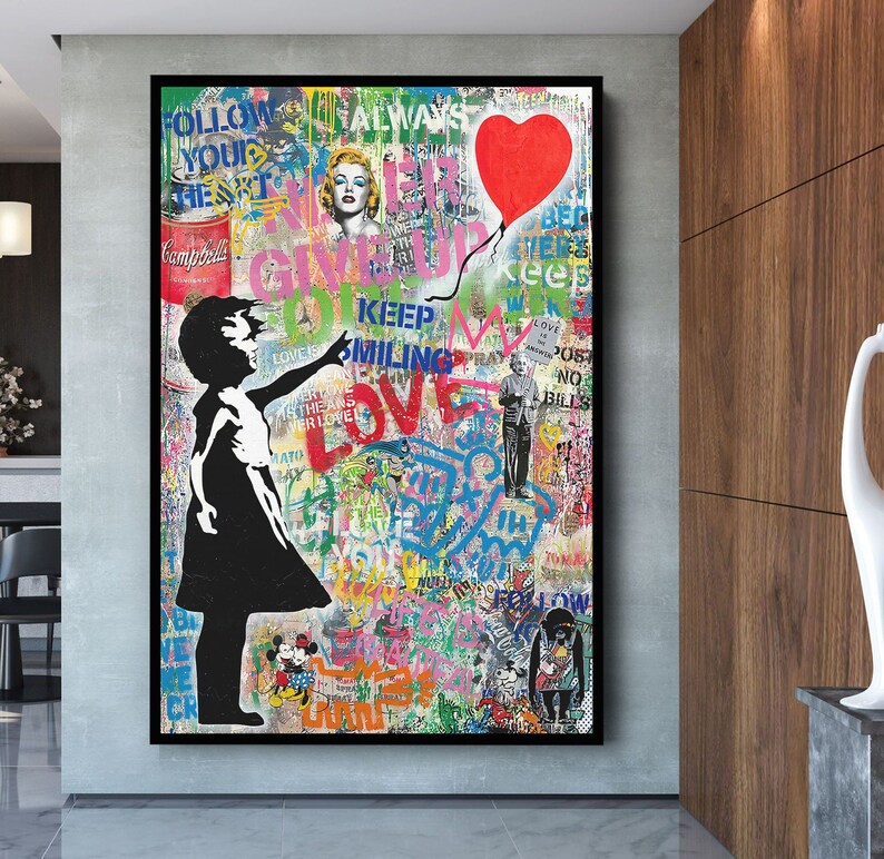 K&ouml;nnte beinhalten: Ein farbenfroher und abstrakter Kunstdruck mit einem M&auml;dchen, das einen roten Herzluftballon h&auml;lt. Der Hintergrund ist eine Collage aus verschiedenen Bildern und Texten, darunter die W&ouml;rter "Follow Your Heart", "Keep Smiling" und "Love is Love".