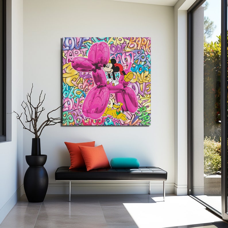 K&ouml;nnte beinhalten: Ein rosa Ballonhund, auf dem Mickey Mouse reitet. Der Hintergrund ist ein buntes Graffiti-Muster mit W&ouml;rtern wie "love", "art", "woof" und "bark".