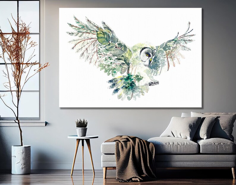 K&ouml;nnte beinhalten: Ein Aquarellbild eines Eulen mit gr&uuml;nen und blauen Bl&auml;ttern als Fl&uuml;gel, das vor einem wei&szlig;en Hintergrund fliegt.