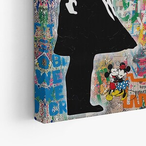 K&ouml;nnte beinhalten: Eine schwarze Silhouette einer Person, die vor einem bunten Hintergrund mit Graffiti und einem Cartoon-Bild von Mickey Mouse und Minnie Mouse steht, die sich k&uuml;ssen. Die Graffiti beinhalten die W&ouml;rter "Believe" und "Love".