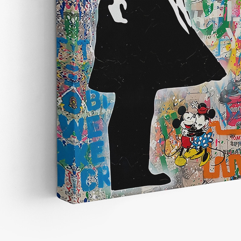 K&ouml;nnte beinhalten: Eine schwarze Silhouette einer Person, die vor einem bunten Hintergrund mit Graffiti und einem Cartoon-Bild von Mickey Mouse und Minnie Mouse steht, die sich k&uuml;ssen. Die Graffiti beinhalten die W&ouml;rter "Believe" und "Love".
