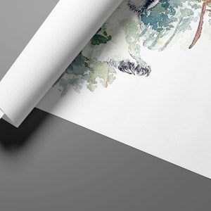 K&ouml;nnte beinhalten: Ein Aquarellbild eines Wolfes in einer Waldlandschaft. Der Wolf ist in Graut&ouml;nen und Schwarz dargestellt, mit dem Kopf zur Seite gedreht. Der Wald ist in Gr&uuml;n- und Blaut&ouml;nen gemalt, mit einigen B&auml;umen im Hintergrund.