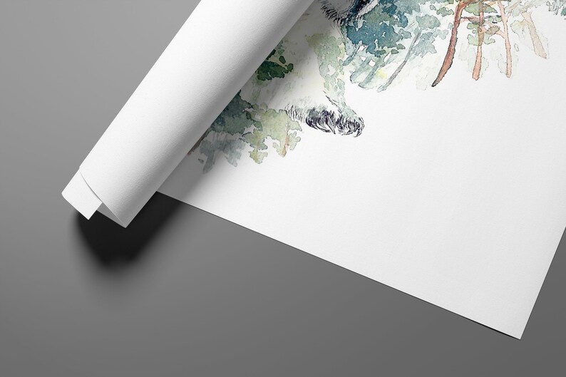 K&ouml;nnte beinhalten: Ein Aquarellbild eines Wolfes in einer Waldlandschaft. Der Wolf ist in Graut&ouml;nen und Schwarz dargestellt, mit dem Kopf zur Seite gedreht. Der Wald ist in Gr&uuml;n- und Blaut&ouml;nen gemalt, mit einigen B&auml;umen im Hintergrund.