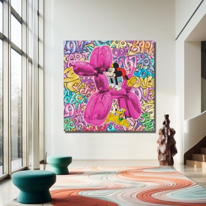 K&ouml;nnte beinhalten: Ein pinkfarbenes Ballontier in Form eines Hundes, auf dem Mickey Mouse reitet. Der Hintergrund ist mit bunten, &uuml;berlappenden W&ouml;rtern wie "love", "art" und "park" gef&uuml;llt.