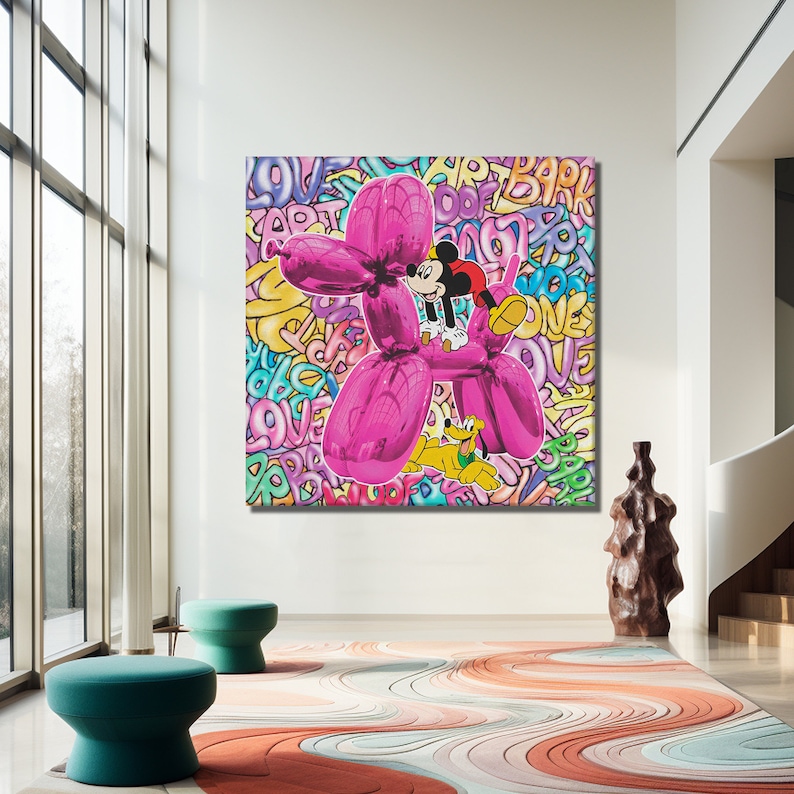 K&ouml;nnte beinhalten: Ein pinkfarbenes Ballontier in Form eines Hundes, auf dem Mickey Mouse reitet. Der Hintergrund ist mit bunten, &uuml;berlappenden W&ouml;rtern wie "love", "art" und "park" gef&uuml;llt.