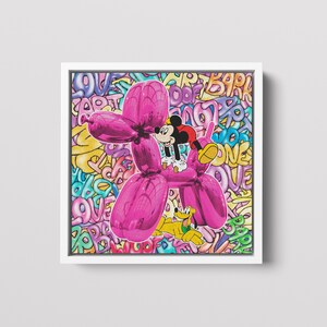 K&ouml;nnte beinhalten: Ein rosa Ballonhund mit Mickey Mouse und Pluto darauf. Der Hintergrund ist mit bunten W&ouml;rtern wie "love", "art", "woof" und "bark" gef&uuml;llt.
