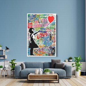 K&ouml;nnte beinhalten: Ein farbenfroher und abstrakter Kunstdruck mit einem M&auml;dchen, das einen roten Herzluftballon h&auml;lt. Der Hintergrund ist mit Graffiti-Text und -Bildern gef&uuml;llt, darunter das Wort "LOVE" in gro&szlig;en, fetten Buchstaben. Der Druck ist ein lebendiges und auff&auml;lliges Kunstwerk.
