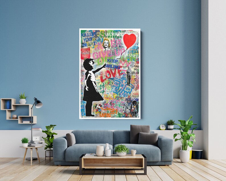 K&ouml;nnte beinhalten: Ein farbenfroher und abstrakter Kunstdruck mit einem M&auml;dchen, das einen roten Herzluftballon h&auml;lt. Der Hintergrund ist mit Graffiti-Text und -Bildern gef&uuml;llt, darunter das Wort "LOVE" in gro&szlig;en, fetten Buchstaben. Der Druck ist ein lebendiges und auff&auml;lliges Kunstwerk.
