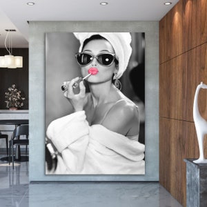 Impresión en lienzo de lápiz labial rosa de Audrey Hepburn / Íconos culturales de la década de 1950: arte mural, pósteres, impresiones, imágenes y decoración del hogar