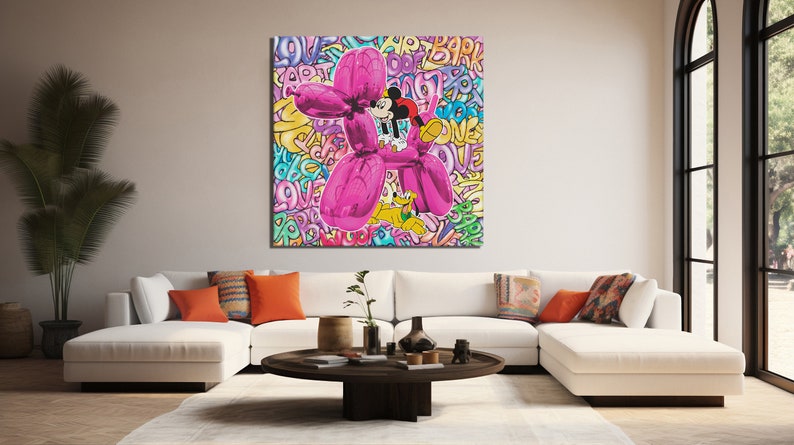 K&ouml;nnte beinhalten: Ein rosa Ballonhund mit Mickey Mouse und Pluto, die darauf reiten. Der Hintergrund ist ein buntes Graffiti-Muster mit W&ouml;rtern wie "love", "art" und "park".