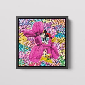 K&ouml;nnte beinhalten: Ein rosa Ballonhund mit Mickey Mouse, der auf seinem R&uuml;cken reitet, und Pluto, der vor ihm sitzt. Der Hintergrund ist ein buntes Graffiti-Muster mit W&ouml;rtern wie "Woof", "Bark", "Love" und "Art".