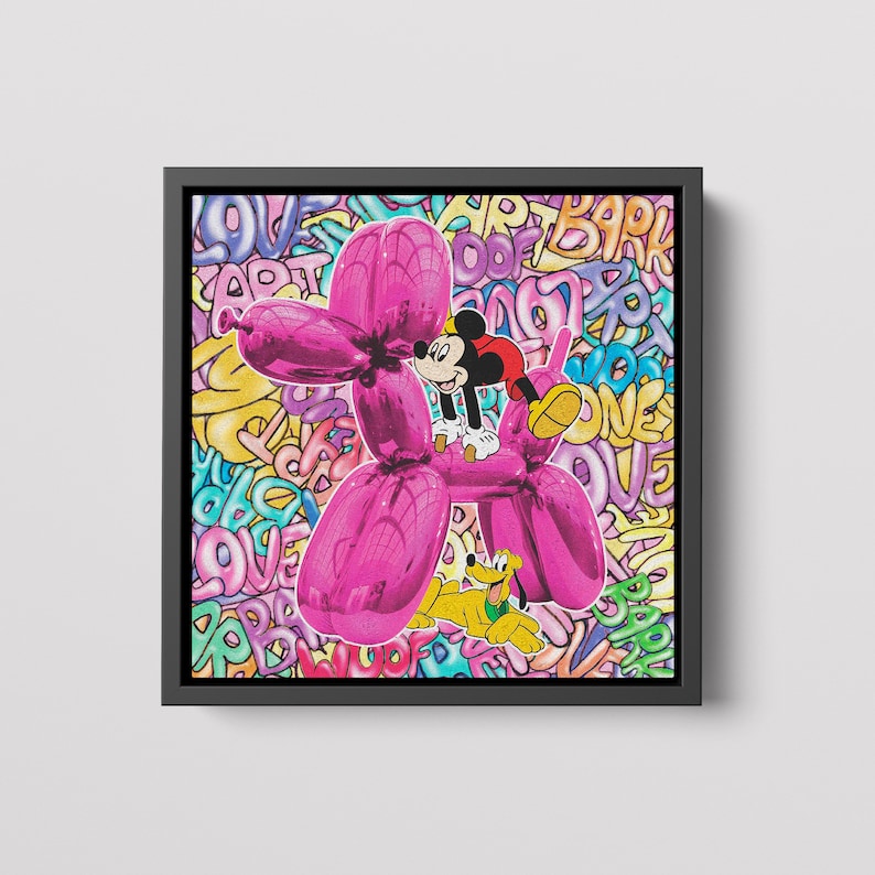 K&ouml;nnte beinhalten: Ein rosa Ballonhund mit Mickey Mouse, der auf seinem R&uuml;cken reitet, und Pluto, der vor ihm sitzt. Der Hintergrund ist ein buntes Graffiti-Muster mit W&ouml;rtern wie "Woof", "Bark", "Love" und "Art".