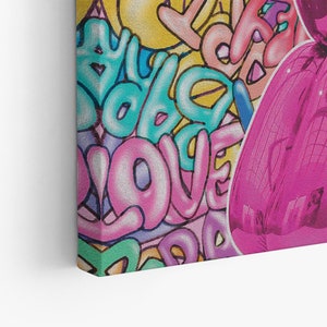 K&ouml;nnte beinhalten: Eine pinkfarbene, blaue und gelbe Graffiti-Wand mit dem Wort "LOVE" in gro&szlig;en, pinkfarbenen Buchstaben.