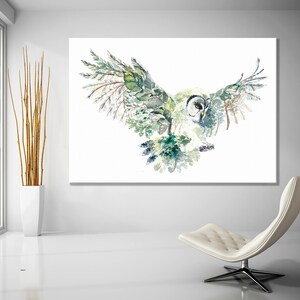 K&ouml;nnte beinhalten: Ein Aquarellbild eines Eulen mit ausgebreiteten Fl&uuml;geln. Die Eule besteht aus gr&uuml;nen und braunen Bl&auml;ttern und Zweigen, was ein einzigartiges und k&uuml;nstlerisches Design ergibt.