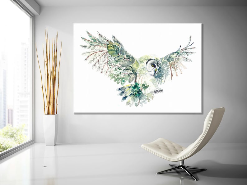 K&ouml;nnte beinhalten: Ein Aquarellbild eines Eulen mit ausgebreiteten Fl&uuml;geln. Die Eule besteht aus gr&uuml;nen und braunen Bl&auml;ttern und Zweigen, was ein einzigartiges und k&uuml;nstlerisches Design ergibt.