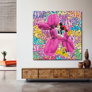 K&ouml;nnte beinhalten: Ein rosa Ballonhund mit Mickey Mouse und Pluto darauf. Der Hintergrund ist ein buntes Graffiti-Muster mit W&ouml;rtern wie "love", "woof" und "bark".