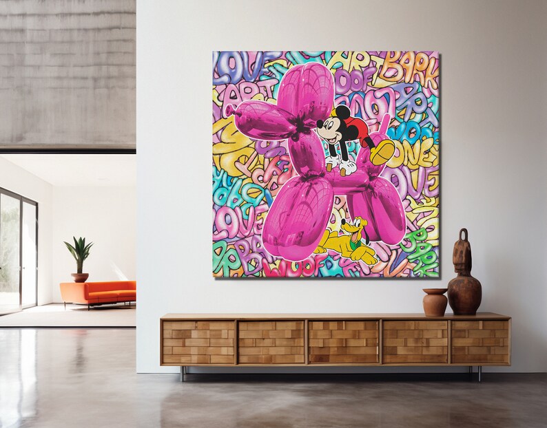 K&ouml;nnte beinhalten: Ein rosa Ballonhund mit Mickey Mouse und Pluto darauf. Der Hintergrund ist ein buntes Graffiti-Muster mit W&ouml;rtern wie "love", "woof" und "bark".