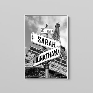 Könnte beinhalten: Schwarz-Weiß-Druck mit dem Eiffelturm in Paris. Straßenschilder mit den Namen "SARAH" und "JONATHAN" sowie "EST. 2016" sind zu sehen. Ein romantisches und personalisiertes Kunstwerk.
