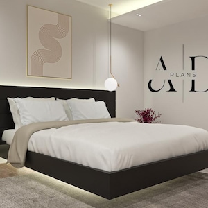 Peut inclure: Chambre moderne avec un lit noir, une table de chevet flottante et une tête de lit avec éclairage intégré. Le lit est fait avec des draps blancs et un plaid beige. La pièce comprend une œuvre d'art murale et une étagère encastrée.
