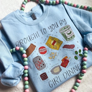 Cena de chicas - Sudadera estética de chica divertida hecha a mano / Camiseta Tiktok Trend / Pickle Girl Crewneck / Camisa de charcutería