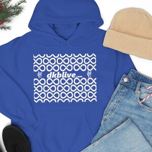 Könnte beinhalten: Ein königsblauer Hoodie mit einem weißen Grafikdesign, das ein sich wiederholendes Unendlichkeits-Symbolmuster und den Text "dkblive.com" zeigt.