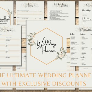 以下が含まれることがあります： フローラルアクセント付きの、印刷可能なウェディングプランニングページのコレクション。ページには、チェックリスト、セレモニープラン、ウェディングプランナーのタイトルが含まれています。テキストには「推奨リソース+限定割引！」と「限定割引付き究極のウェディングプランナー」が含まれています。