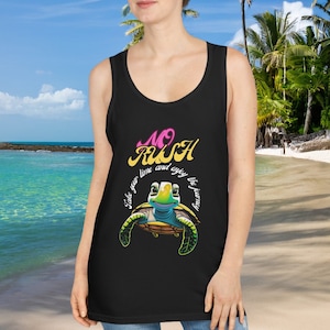 Puede incluir: Camiseta sin mangas negra con un diseño de tortuga marina de dibujos animados colorida y la frase "NO RUSH" en rosa y amarillo. También incluye el texto "Take your time and enjoy the journey".