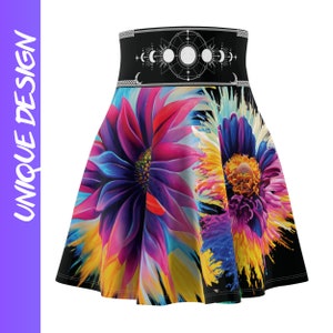 Puede incluir: Una falda skater negra con estampado floral colorido que presenta dos flores grandes con pétalos amarillos, rosas, azules y morados. La cintura tiene un diseño geométrico en blanco y negro con un motivo de luna y estrellas.