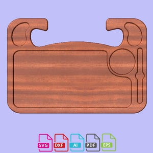 Puede incluir: Una bandeja de coche de madera con una superficie rectangular, un portavasos circular y una ranura para un bolígrafo o utensilio. La bandeja tiene dos ganchos curvos para colgar del volante. La veta de la madera es visible.