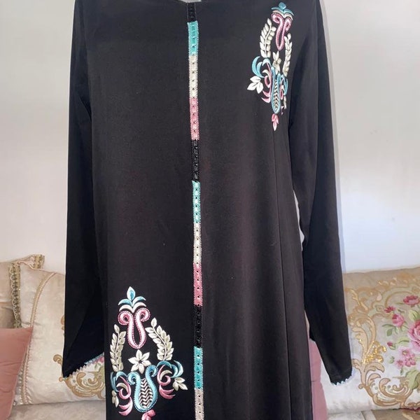 Caftan brodé travaillé au randa au fil de soie| Gandoura| Abaya. Robe cadeau pour elle | style Dubai| Robe islamique