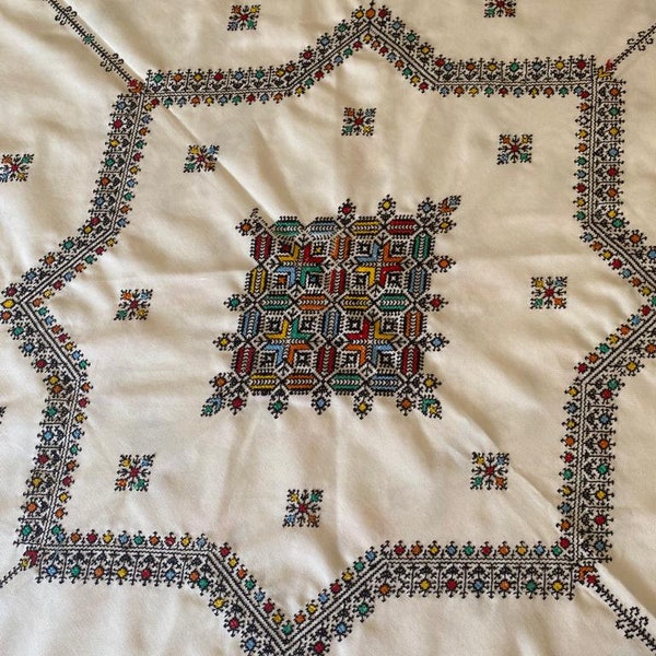 Nappe brodée au fassi avec 12 serviettes; artisanat Marocain, cadeau, decoration maison, art de table,cadeau de l'aid, Noël