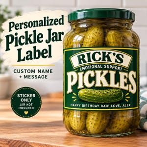 Könnte beinhalten: Ein Glas mit grünen Gewürzgurken und einem dunkelgrünen Deckel. Das Etikett trägt den Text RICK'S EMOTIONAL SUPPORT PICKLES und HAPPY BIRTHDAY DAD! LOVE, ALEX. Das Bild enthält den Text Personalized Pickle Jar Label und Sticker Only.