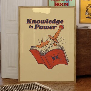 Peut inclure: Une affiche de style vintage avec un fond jaune représentant un livre rouge transpercé par une épée. Le texte "Knowledge is Power" est écrit en police rétro au-dessus du livre.