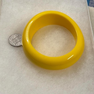 Vintage chunky lucite bangle