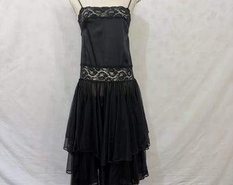 Lencería vintage de los años 80 con volantes de tul y encaje.