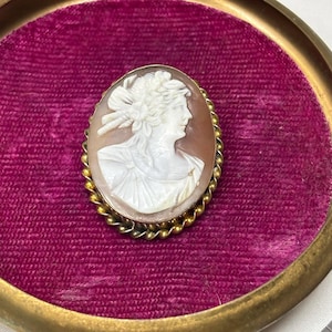 Vtg gold tone Cameo brooch