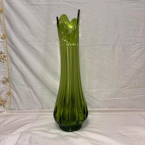 Mid Century LE Smith Simplicity ribbed 20” avocado swung vase
