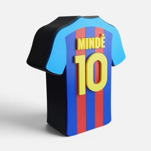 Op de afbeelding: Een 3D-geprint voetbalshirt in de stijl van een voetbaluniform. Het shirt is blauw, rood en geel, met de naam "MINDE" en het nummer "10" op de achterkant. Het shirt heeft een zwarte omtrek en een lichtblauwe kraag en mouwen.