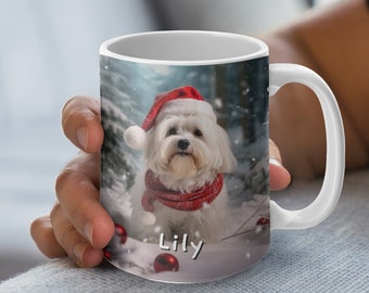 Puede incluir: Taza de cerámica blanca con una imagen colorida de un perro con un gorro de Papá Noel y una bufanda roja. El perro está rodeado de adornos navideños rojos y blancos. La taza tiene el nombre "Lily" impreso en ella.