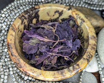 Natuurlijke paarse basilicumbladeren: welvaart • kracht • manifestatie