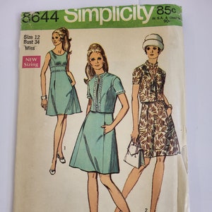 Peut inclure: Patron de couture vintage Simplicity numéro 8644 pour une robe avec une jupe et une veste. Le patron est pour la taille 12, tour de poitrine 86 cm, et est pour femmes. Le patron montre trois styles différents de la robe, l'un avec une jupe bleue, l'autre avec une jupe marron et l'autre avec une jupe blanche.