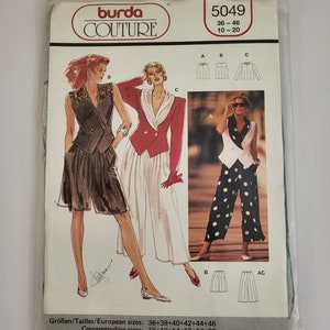 Puede incluir: Patrón de costura Burda Couture número 5049 para las tallas 36-46 (10-20). El patrón incluye instrucciones para un chaleco, pantalones y una blusa. El patrón está ilustrado con tres mujeres que llevan las diferentes prendas.