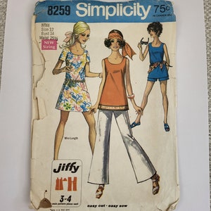 Peut inclure: Patron de couture Simplicity numéro 8259 pour une robe courte, un haut avec un pantalon large et un haut sans manches avec un short. Le patron est pour la taille 12 avec un tour de poitrine de 86 cm et un tour de taille de 65 cm. Le patron est intitulé "Jiffy" et "coupe facile - couture facile".