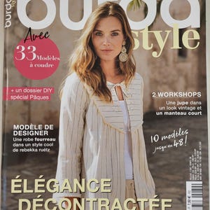 Op de afbeelding: De cover van het tijdschrift "Burda Style" met een vrouw in een crèmekleurig jasje. Franse tekst bevat "33 Modèles à coudre" en "Élégance Décontractée". Het tijdschrift promoot naaipatronen en toont lentemode.